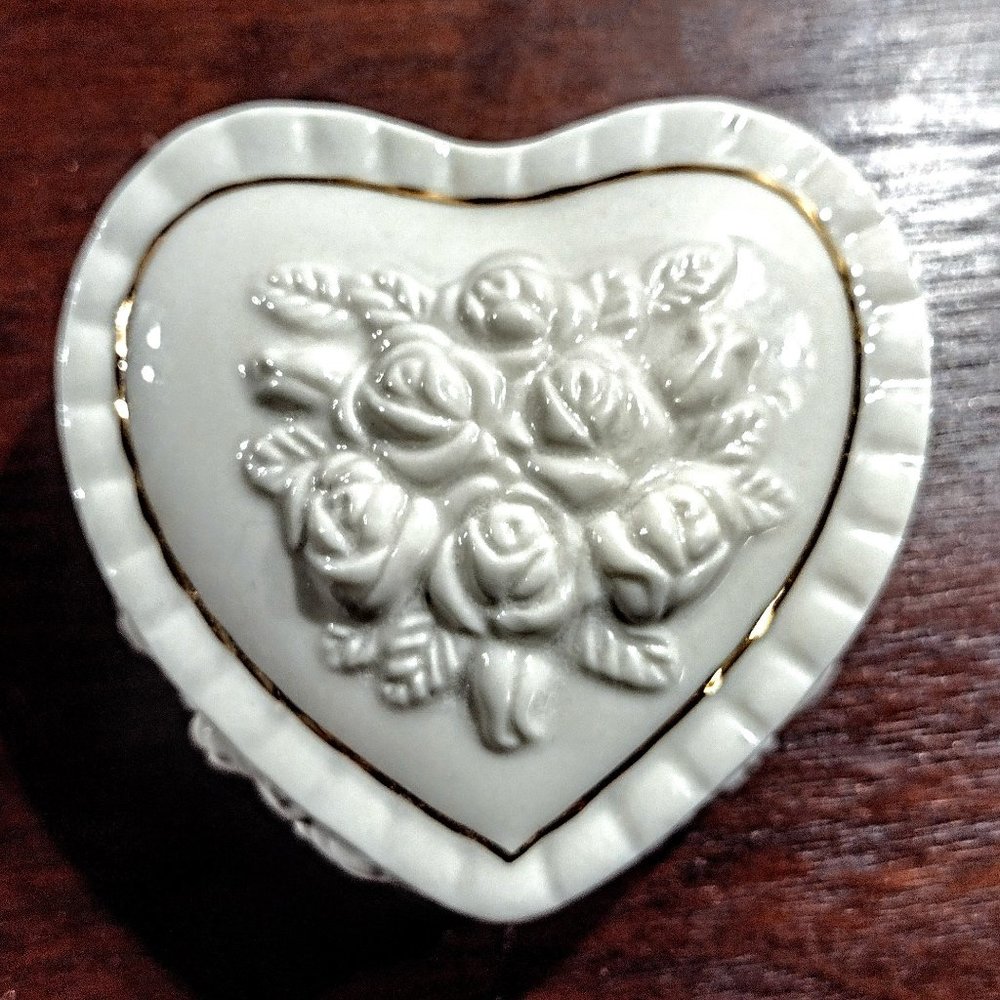 VTG Porcelain Mini (2.5") Heart Trinket Box w/Embossed Roses & Gold Trim ~ EVC!